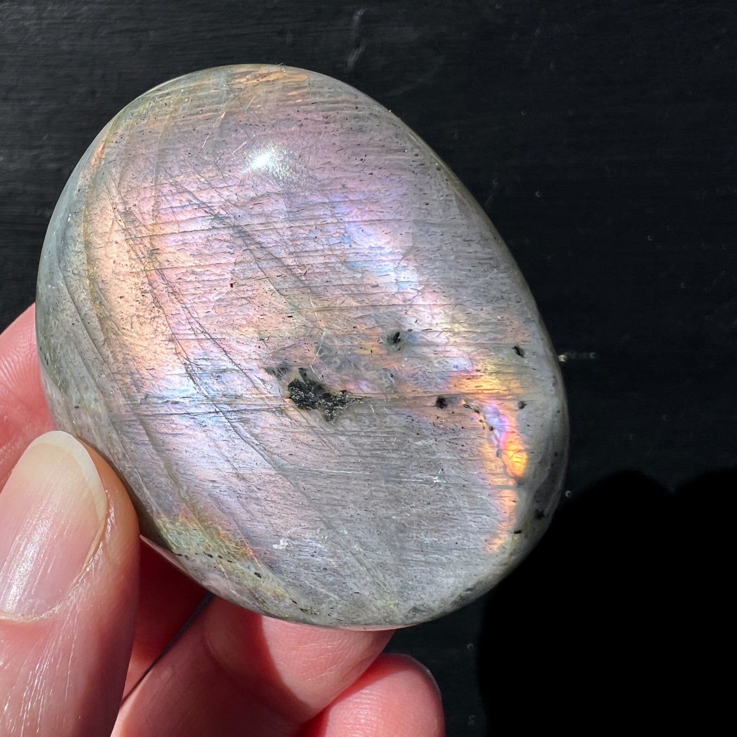 Labradorit Handschmeichler oval mit buntem Sunset-Farbspiel in Rosa und Gold | Happy Minerals