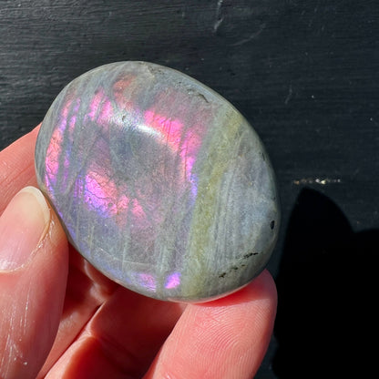 Labradorit Handschmeichler mit violett-rosa Farbspiel, oval geschliffen, natürliche Oberfläche | Happy Minerals