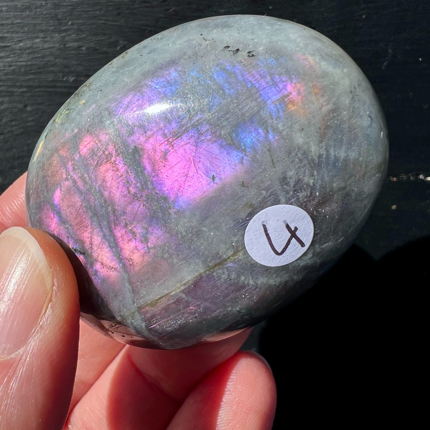Labradorit Handschmeichler violett-pink schimmernd oval 40-70mm Sunset-Farbspiel | Happy Minerals