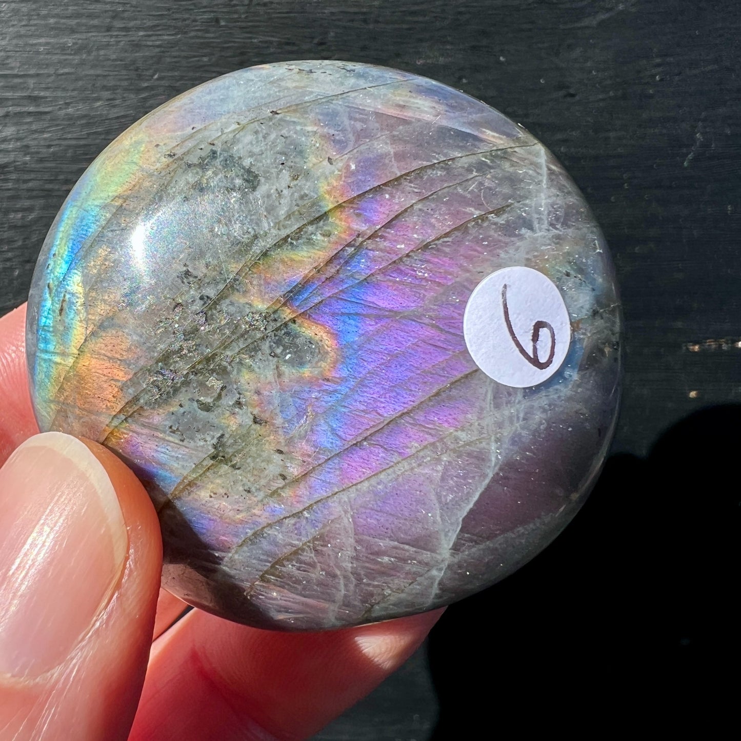 Labradorit Handschmeichler oval mit violett-blauem Farbspiel und natürlichen Rissen | Happy Minerals