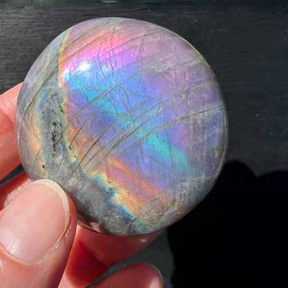 Labradorit Handschmeichler mit regenbogenfarbenem Sunset-Farbspiel in ovaler Form | Happy Minerals