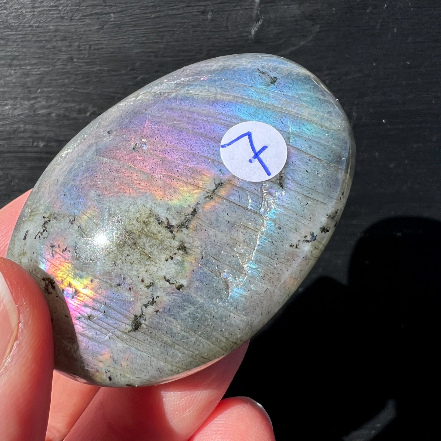 Labradorit Handschmeichler mit blau-violettem Farbspiel, oval poliert 40-70mm | Happy Minerals