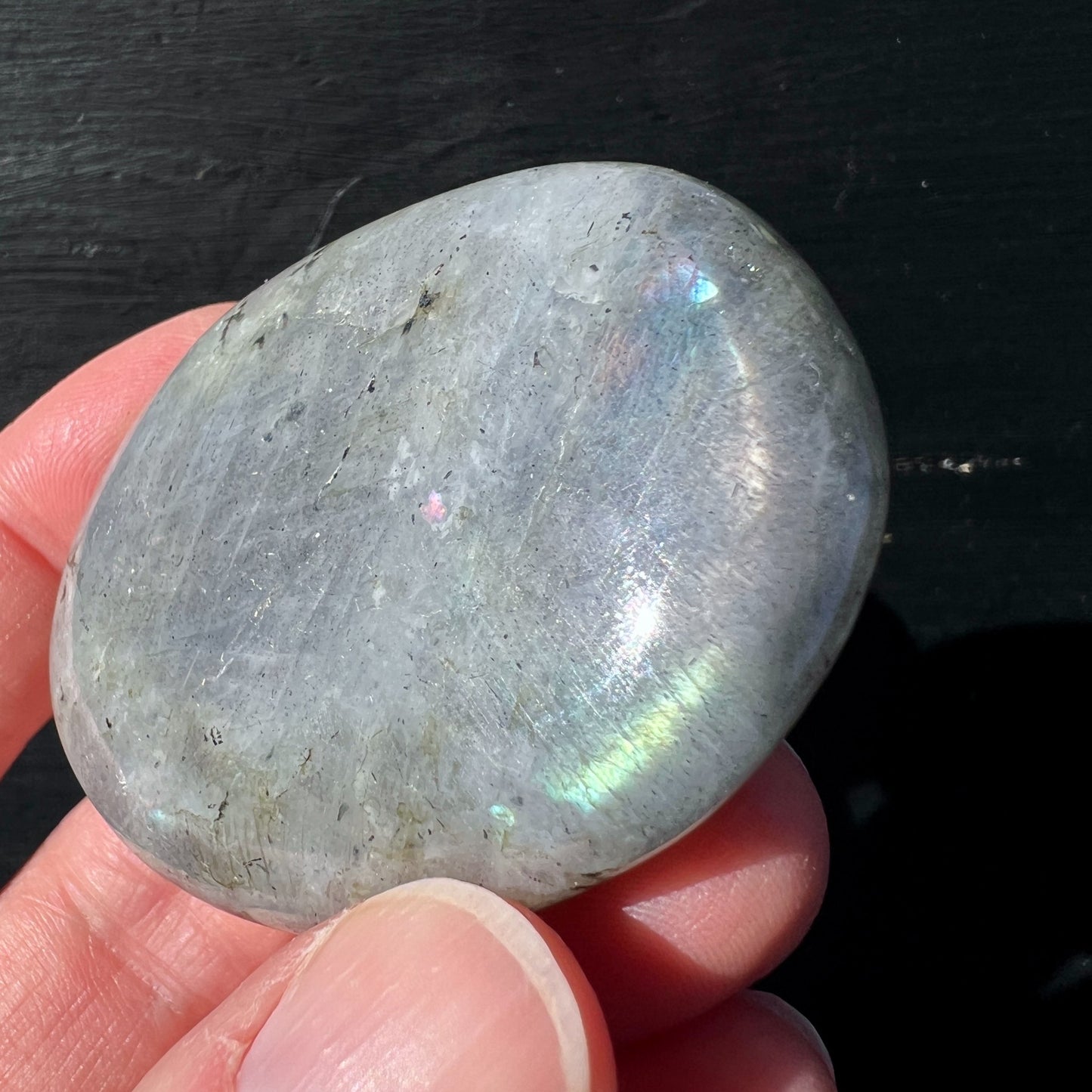 Labradorit Handschmeichler grau mit buntem Farbspiel und Schimmer oval geformt | Happy Minerals