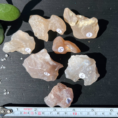Gobi Achat Rohsteine rosa-beige naturbelassen erdende Kristalle verschiedene Größen | Happy Minerals