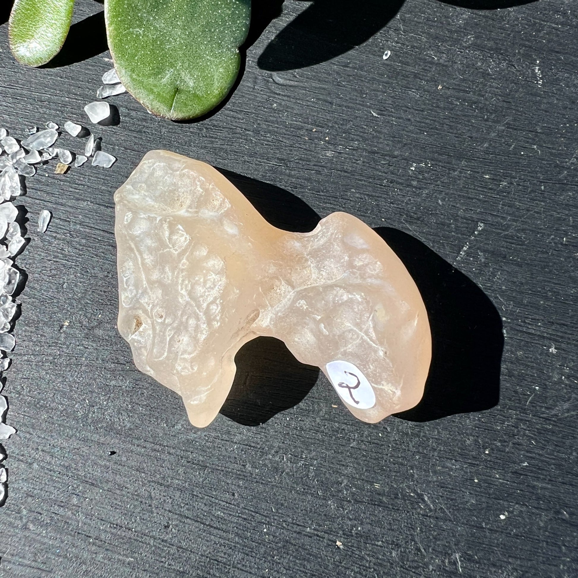 Gobi Achat Rohstein rosa-beige mit natürlichen Einschlüssen und organischer Form | Happy Minerals