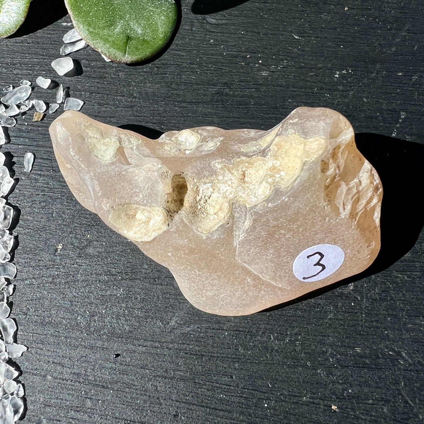 Gobi Achat Rohstein rosa-beige mit natürlicher Maserung und runder Form auf Schieferplatte | Happy Minerals