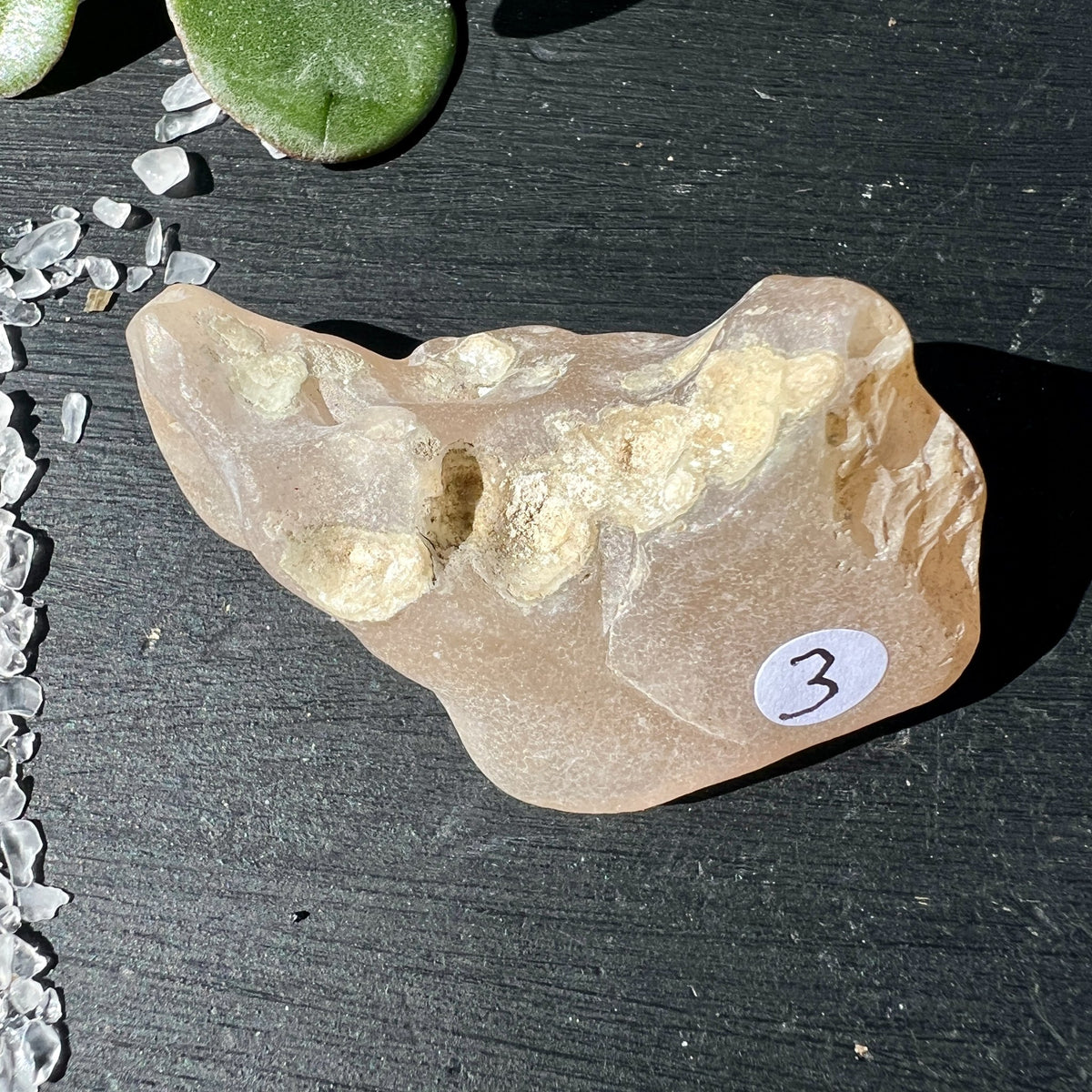 Gobi Achat Rohstein rosa-beige mit natürlicher Maserung und runder Form auf Schieferplatte | Happy Minerals