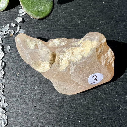 Gobi Achat Rohstein rosa-beige mit natürlicher Maserung und runder Form auf Schieferplatte | Happy Minerals