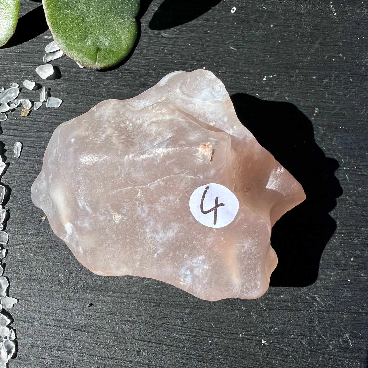 Rosa-beiger Gobi Achat Rohstein mit natürlicher Maserung auf dunklem Holzgrund | Happy Minerals