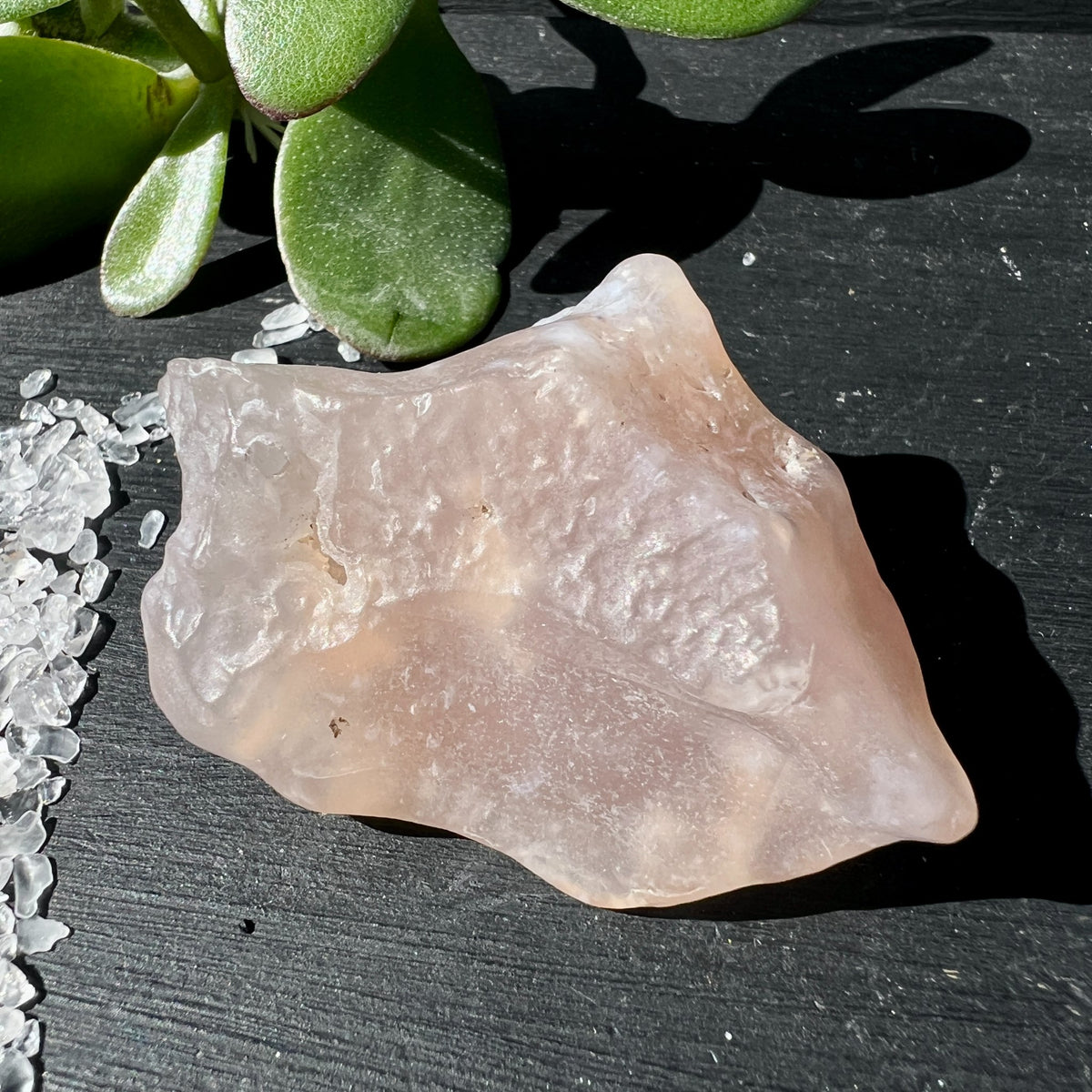 Gobi Achat Rohstein rosa-beige transluzent unpoliert natürliche Maserung auf dunklem Holz | Happy Minerals