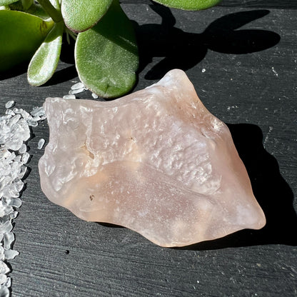 Gobi Achat Rohstein rosa-beige transluzent unpoliert natürliche Maserung auf dunklem Holz | Happy Minerals