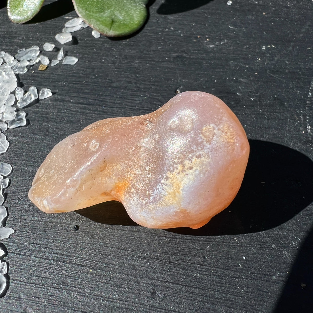 Gobi Achat Rohstein rosa-beige mit natürlicher Maserung auf dunklem Schiefer | Happy Minerals
