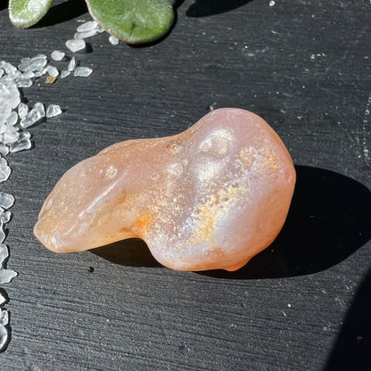 Gobi Achat Rohstein rosa-beige mit natürlicher Maserung auf dunklem Schiefer | Happy Minerals