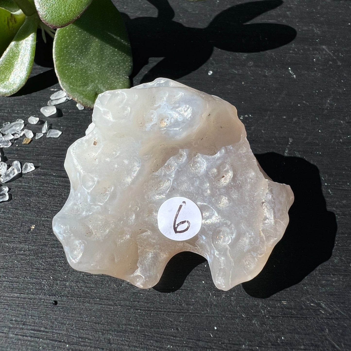Gobi Achat Rohstein rosa-beige mit natürlicher Maserung und runder Öffnung | Happy Minerals