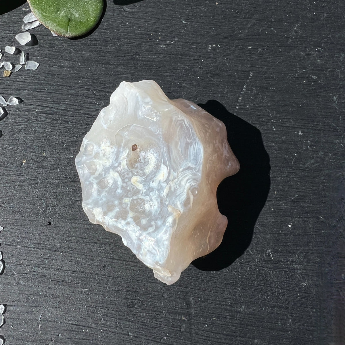 Gobi Achat Rohstein rosa-beige mit natürlichen Bandmustern und glatter Oberfläche | Happy Minerals