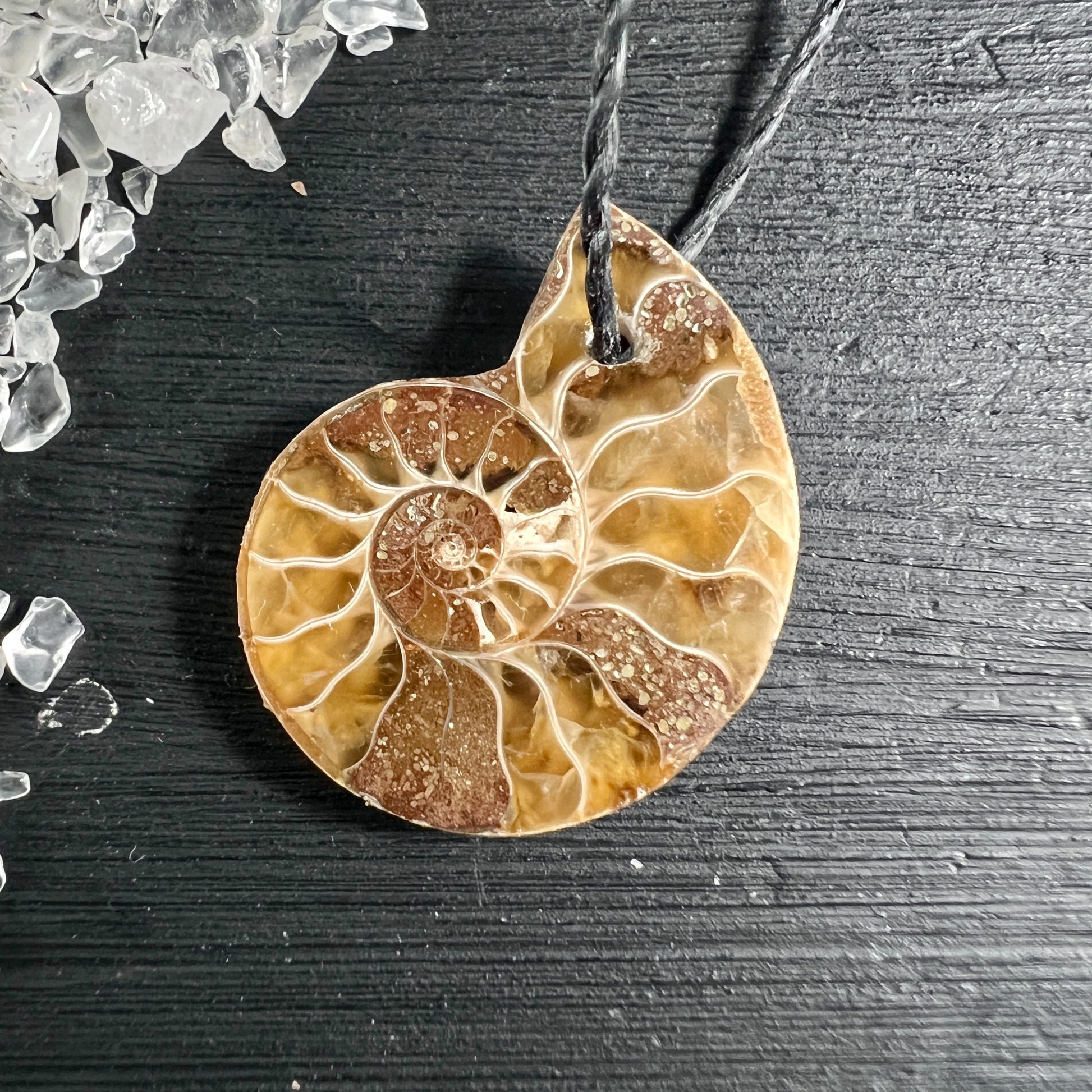 Opalisierter Ammonit Anhänger goldbraun 25mm mit Spiralstruktur und Regenbogeneffekt | Happy Minerals