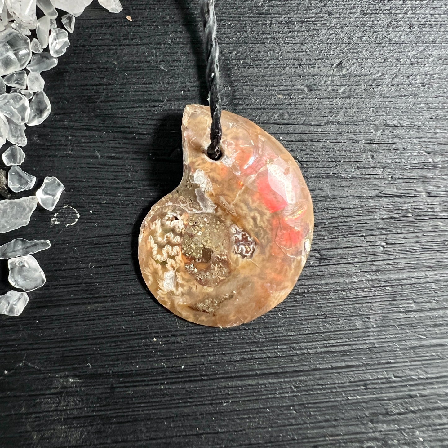 Opalisierter Ammonit Anhänger braun-orange schimmernd 25mm fossiler Spiralstein | Happy Minerals