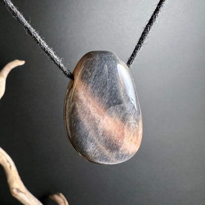 Grau-beiger Mondstein Anhänger tropfenförmig 30mm mit schimmernden Bändern | Happy Minerals