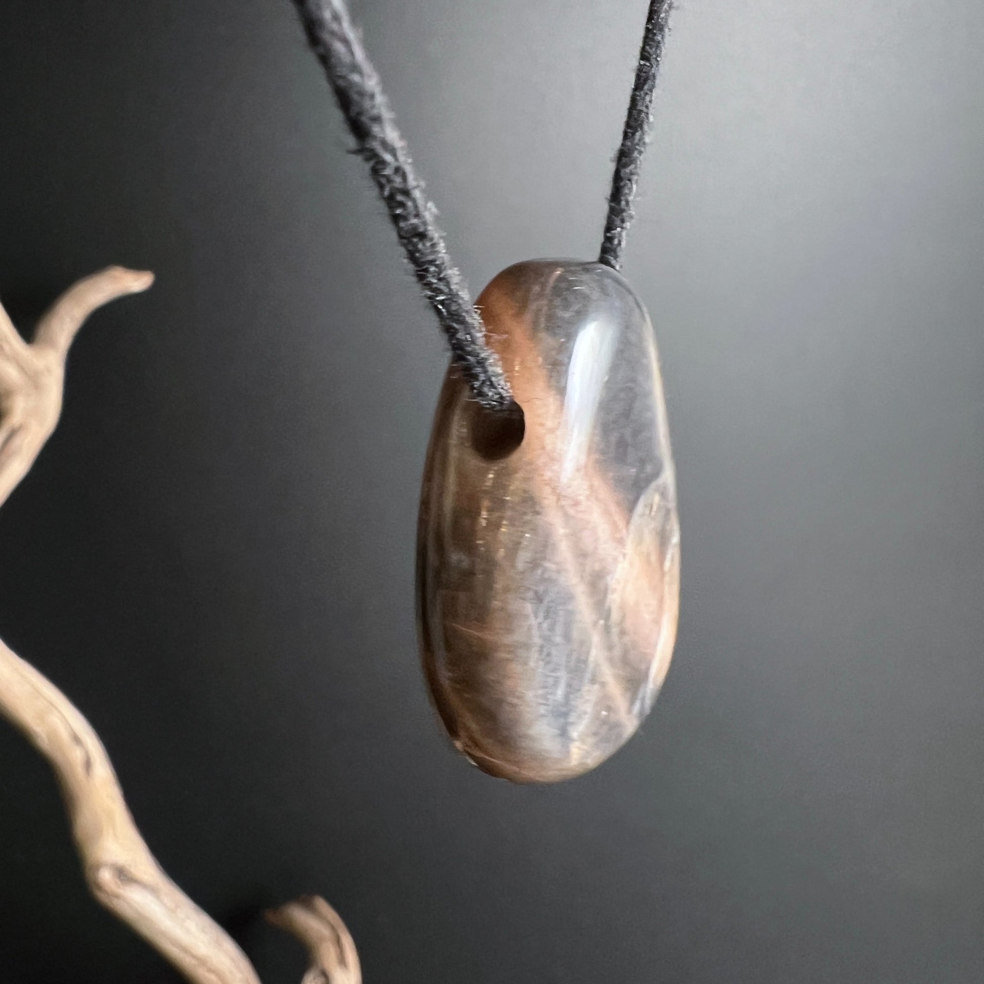 Mondstein Anhänger oval beige-grau mit natürlicher Maserung und schwarzem Band | Happy Minerals