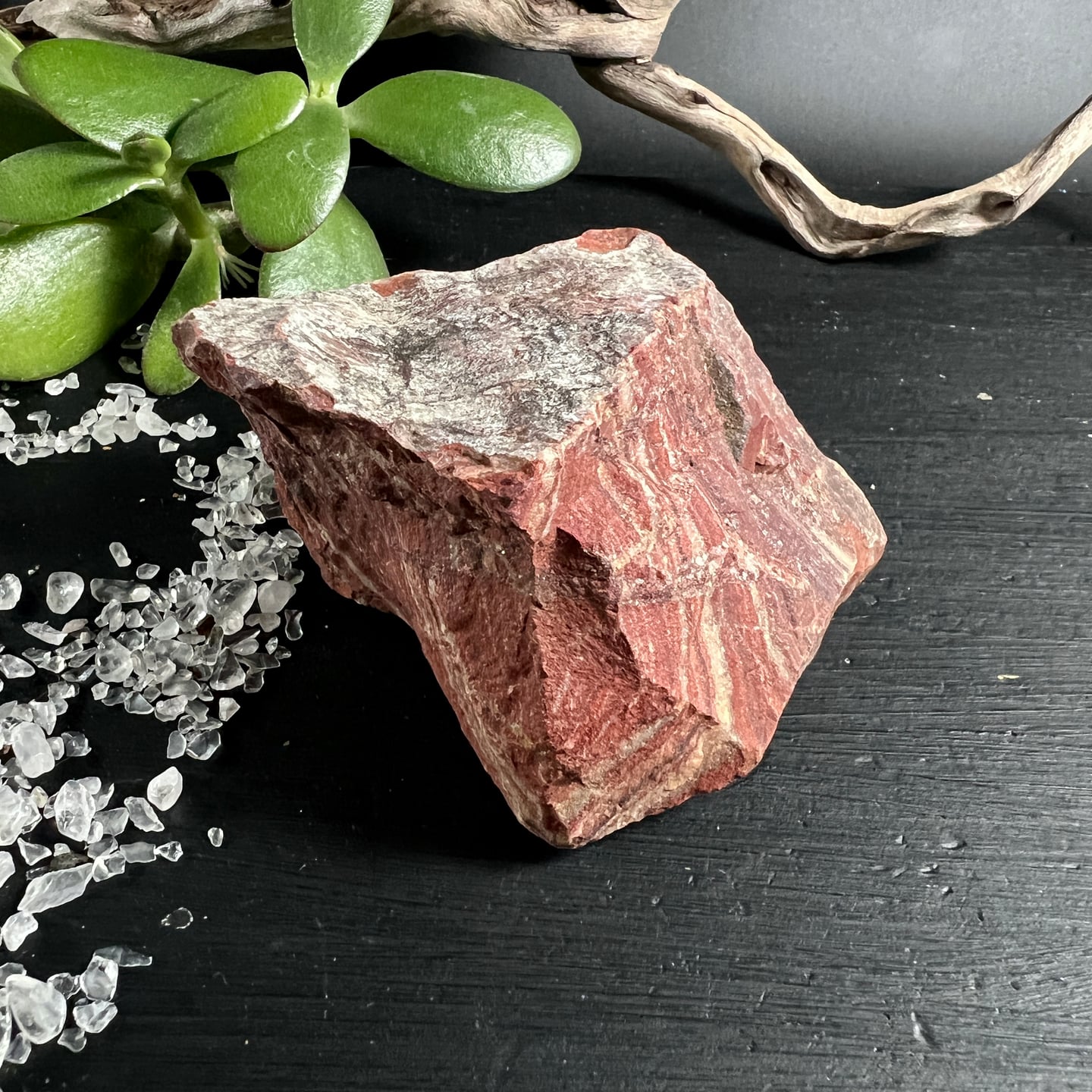 Bänderjaspis Rohstein rot-braun gestreift 9cm natürliche Maserung auf dunklem Holz | Happy Minerals