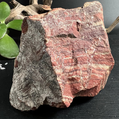 Bänderjaspis Rohstein rot-grau gestreift 9cm natürliche Bänderung Erdungsstein | Happy Minerals