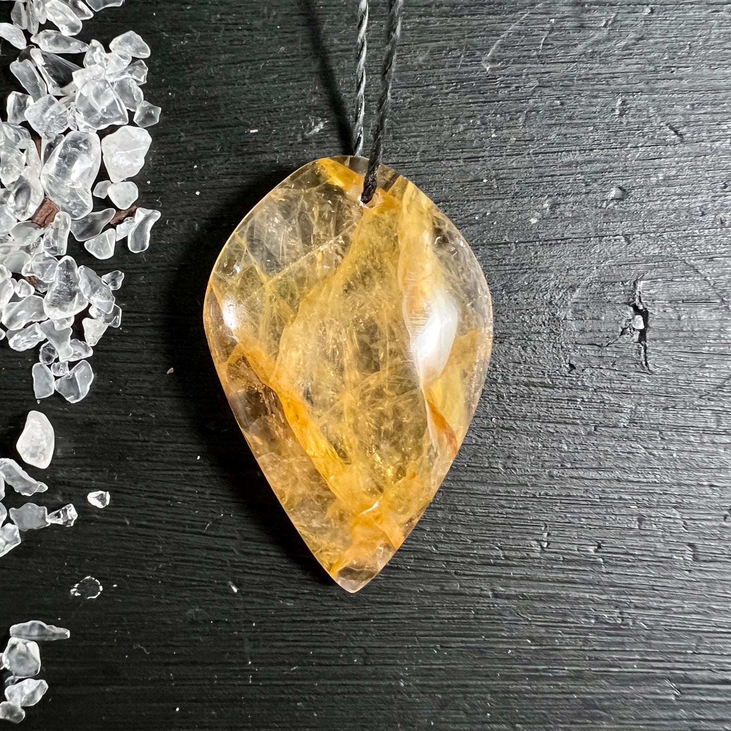 Golden Healer Quarz Anhänger tropfenförmig goldgelb transparent 40mm | Happy Minerals