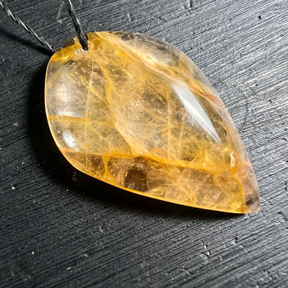 Golden Healer Quarz Anhänger goldgelb transparent tropfenförmig mit Rutileinschlüssen | Happy Minerals