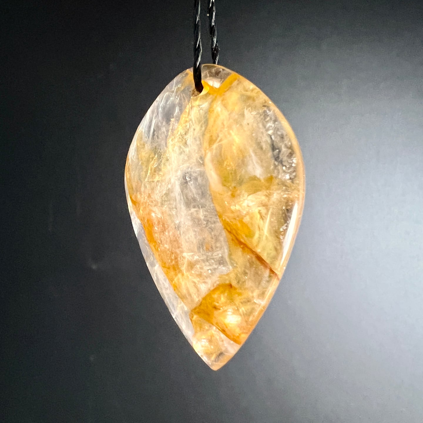 Golden Healer Quarz Anhänger tropfenförmig mit goldgelben Einschlüssen 40mm | Happy Minerals