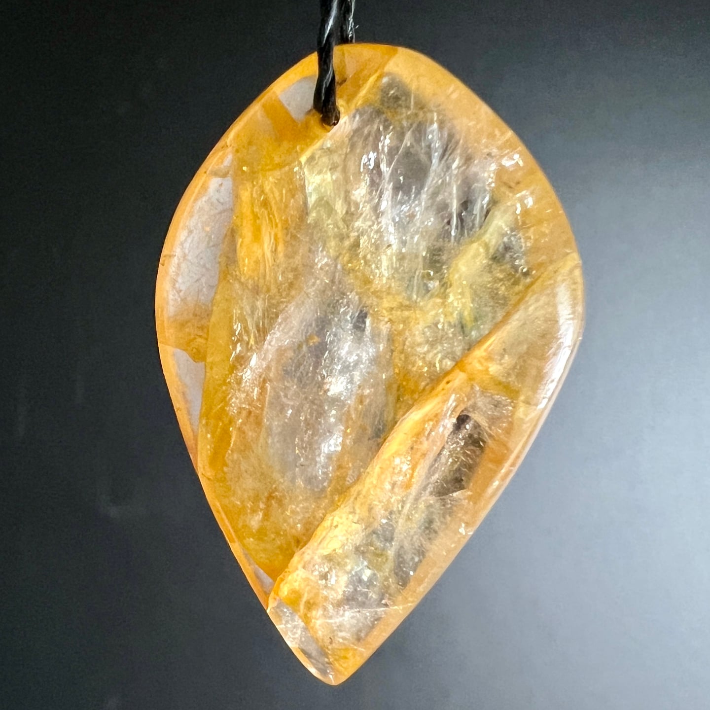 Golden Healer Quarz Anhänger tropfenförmig goldgelb transparent mit schwarzer Kordel | Happy Minerals