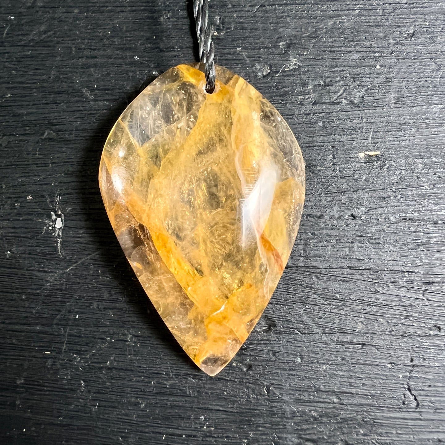 Golden Healer Quarz Anhänger tropfenförmig goldgelb transparent mit Einschlüssen | Happy Minerals