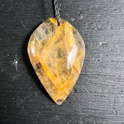 Golden Healer Quarz Anhänger tropfenförmig goldgelb transparent mit Einschlüssen | Happy Minerals