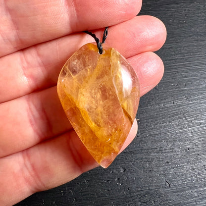 Golden Healer Quarz Anhänger tropfenförmig goldgelb transparent 40mm | Happy Minerals