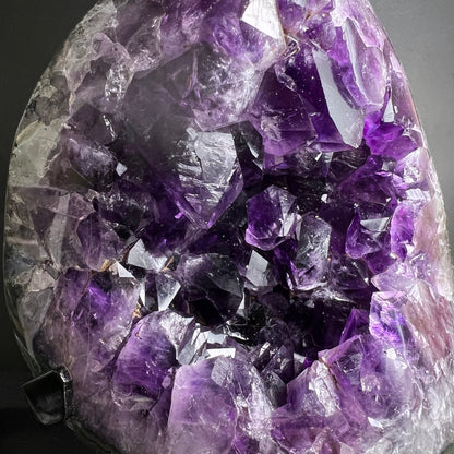 Amethyst Geode mit violetten Kristallen und natürlichen Spitzen in Premium Qualität | Happy Minerals