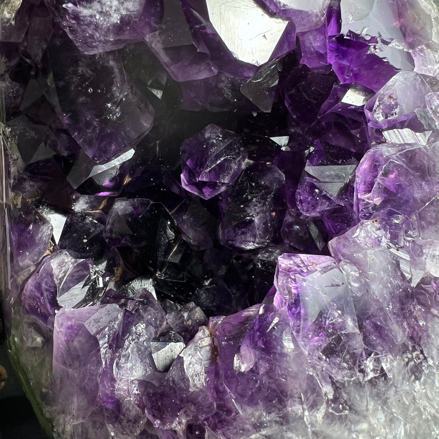 Violette Amethyst Kristalle mit natürlichen Facetten und transparenter Struktur | Happy Minerals