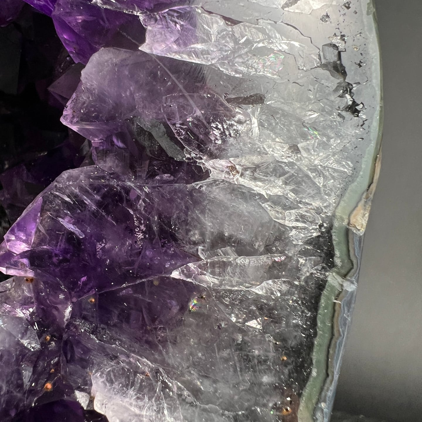 Violetter Amethyst Kristall Druse mit klaren Quarzkristallen in Geode | Happy Minerals