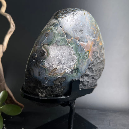 Polierte Achat Geode mit bunten Schichten in grün, blau und grau auf schwarzem Ständer | Happy Minerals