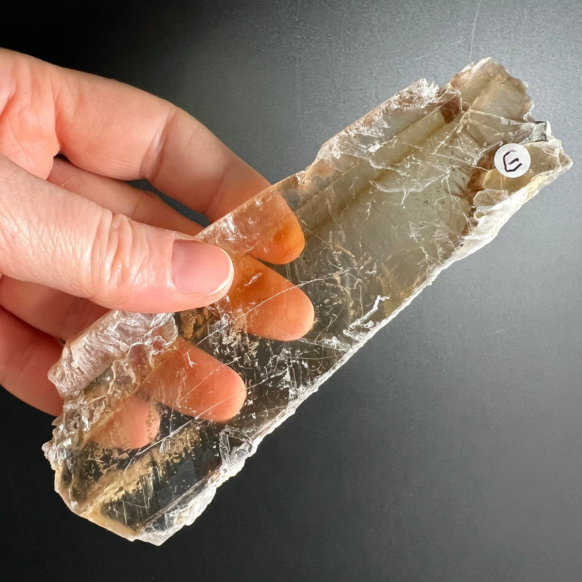 Selenit Kristall transparent mit orangefarbenen Einschlüssen, handgehalten | Happy Minerals
