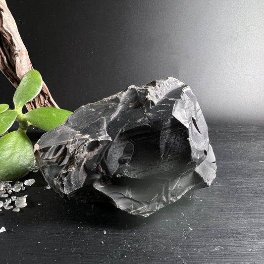 Schwarzer Onyx Rohstein aus Brasilien mit natürlicher Maserung und glänzender Oberfläche | Happy Minerals