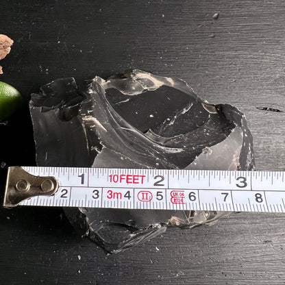 Schwarzer Onyx Rohstein mit Maßband, natürliche Kristallformation aus Brasilien | Happy Minerals