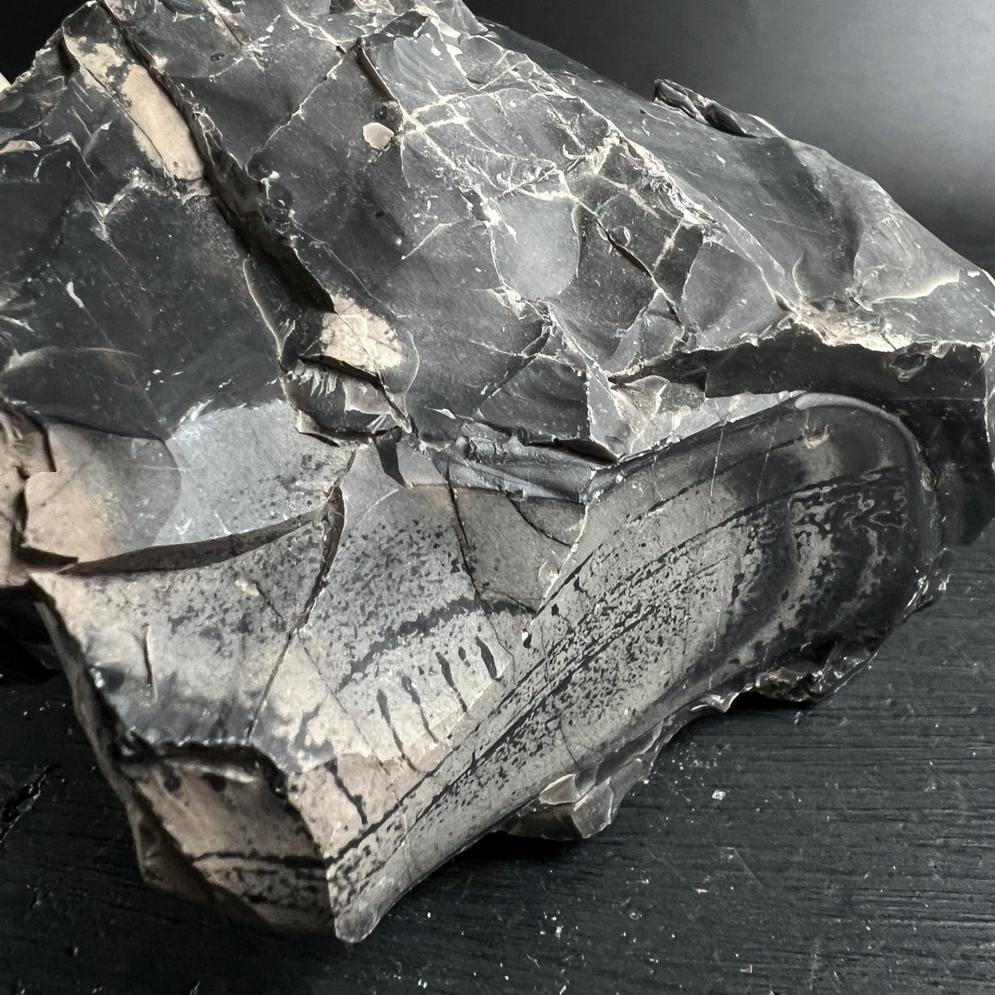 Schwarzer Onyx Rohstein aus Brasilien mit natürlichen Bruchkanten und matter Oberfläche | Happy Minerals