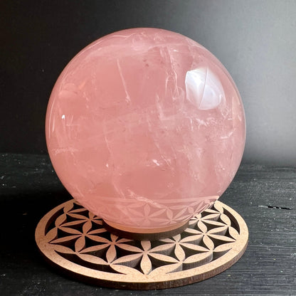 Rosa Rosenquarz Kugel Unikat auf Holzsockel mit geometrischem Muster | Happy Minerals