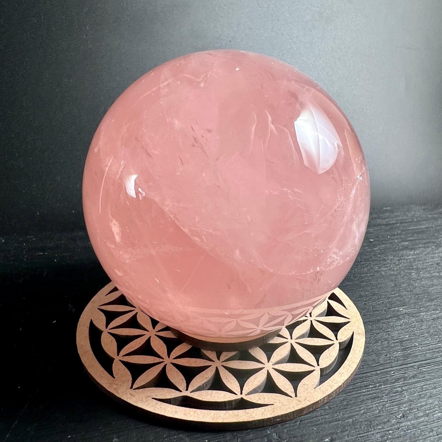 Rosenquarz Kugel rosa poliert auf Holzständer mit Blume des Lebens Muster | Happy Minerals