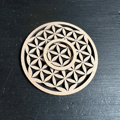 Holz Lebensblume Mandala geschnitzt beige braun geometrisches Muster rund | Happy Minerals