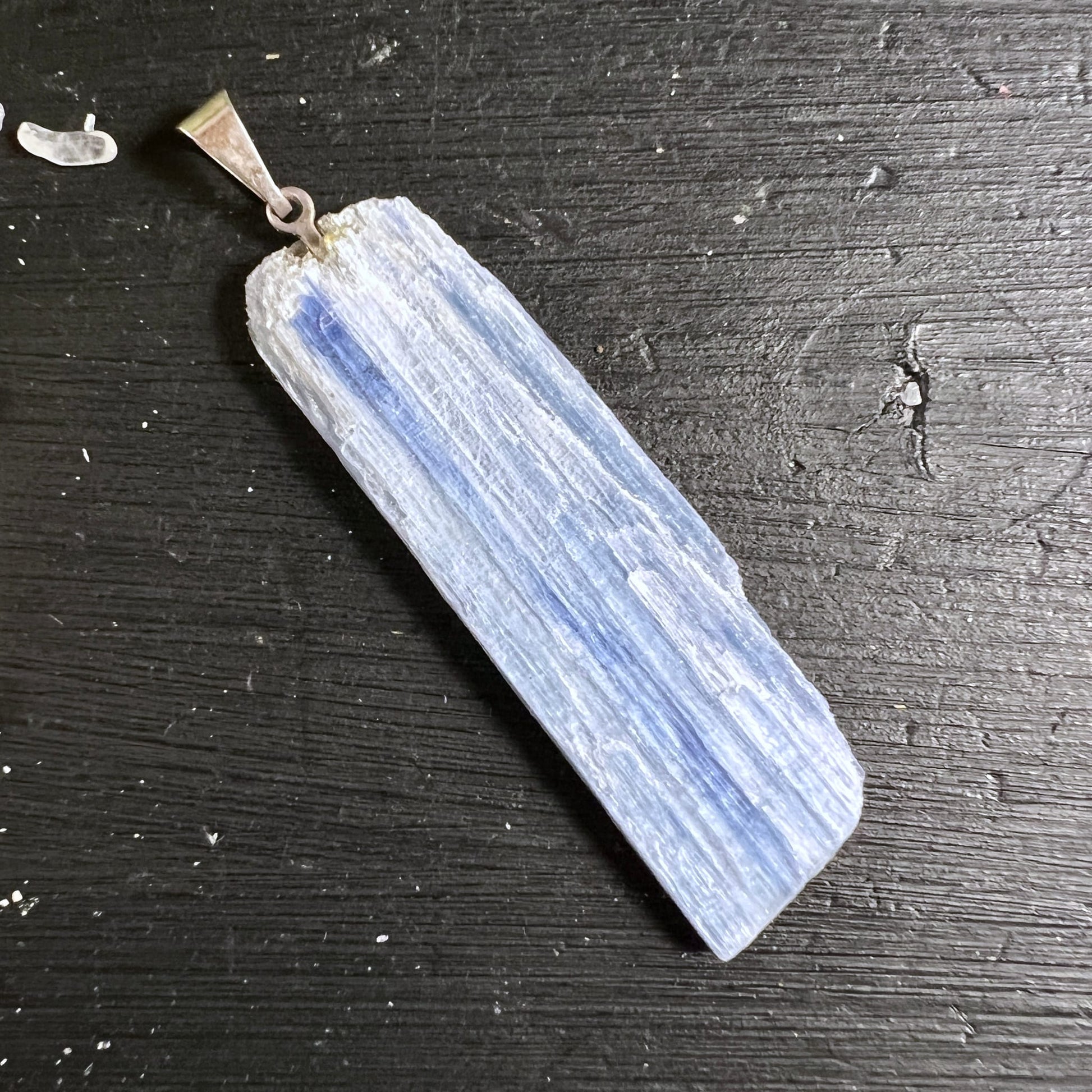 Kyanit Rohstein Anhänger blau-weiß gestreift rechteckig 44mm natürliche Kristallstruktur | Happy Minerals