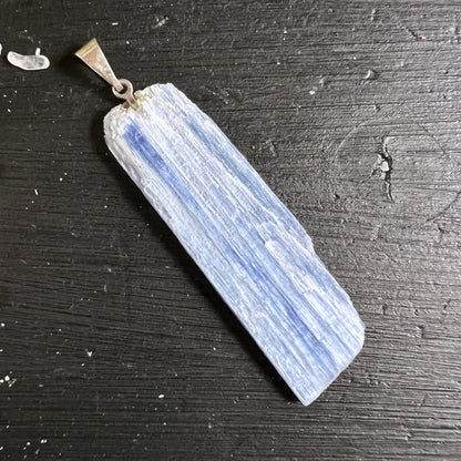 Kyanit Rohstein Anhänger blau-weiß gestreift rechteckig 44mm natürliche Kristallstruktur | Happy Minerals