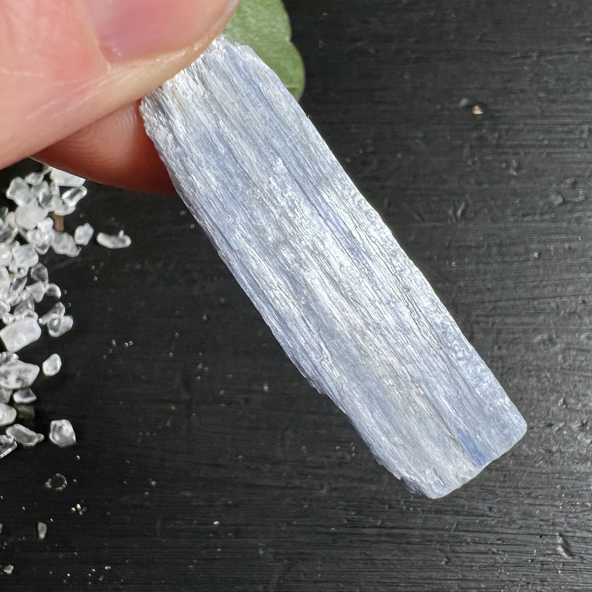Blauer Kyanit Rohstein Anhänger mit natürlicher Faserstruktur und silbrigem Glanz | Happy Minerals