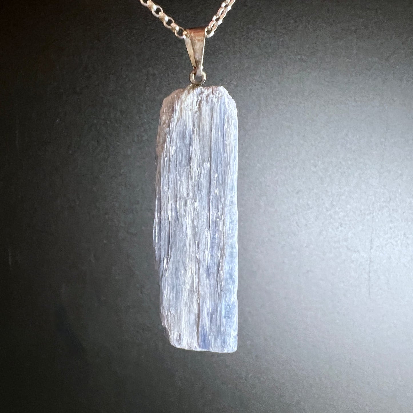 Kyanit Rohstein Anhänger blau-weiß längliche Form natürliche Streifung 44mm | Happy Minerals