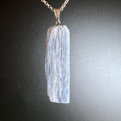Kyanit Rohstein Anhänger blau-weiß längliche Form natürliche Streifung 44mm | Happy Minerals