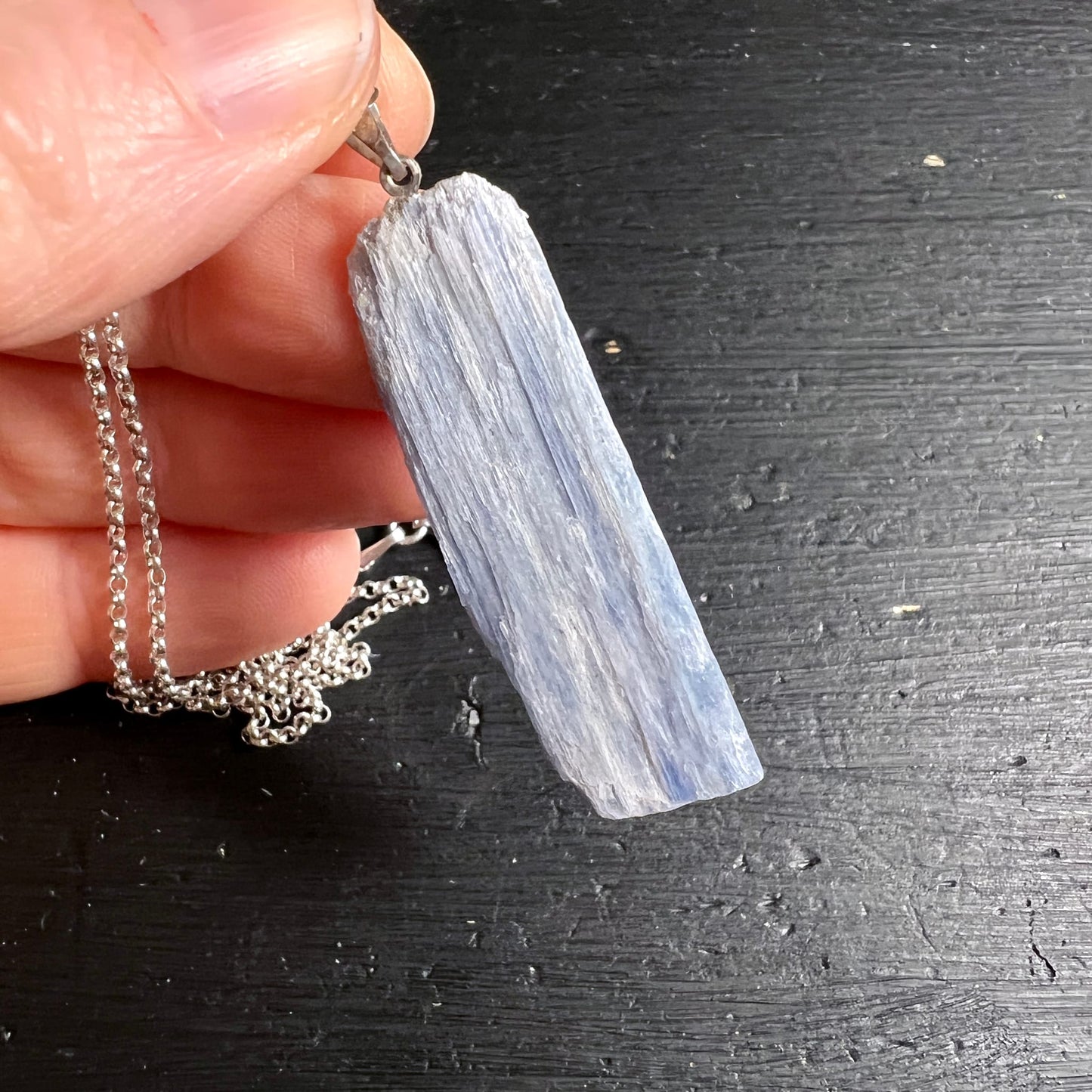 Blauer Kyanit Rohstein Anhänger mit silberner Kette, längliche Form, natürliche Struktur | Happy Minerals