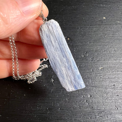 Blauer Kyanit Rohstein Anhänger mit silberner Kette, längliche Form, natürliche Struktur | Happy Minerals